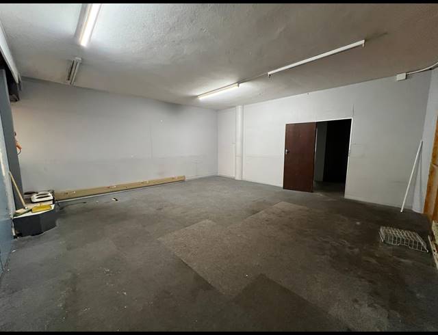 2,494M² WAREHOUSE TO LET IN FACTORIA